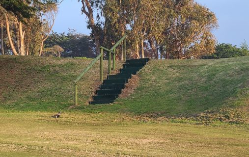 Nuevas escaleras en acceso a fairways contiguos